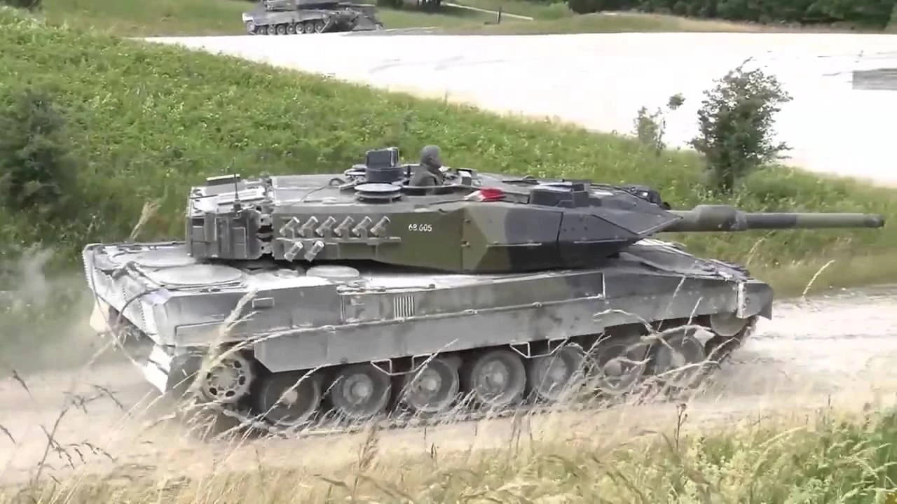Όταν το Leopard 2 ισοπεδώνει αυτοκίνητα σε ευρωπαϊκό διαγωνισμό! (Βίντεο)